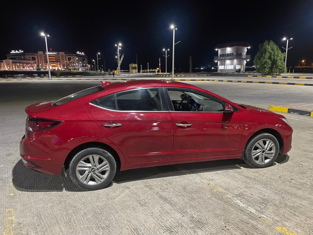 Hyundai Elantra 2019 Essence Automatique - Faible Kilométrage — photo 1