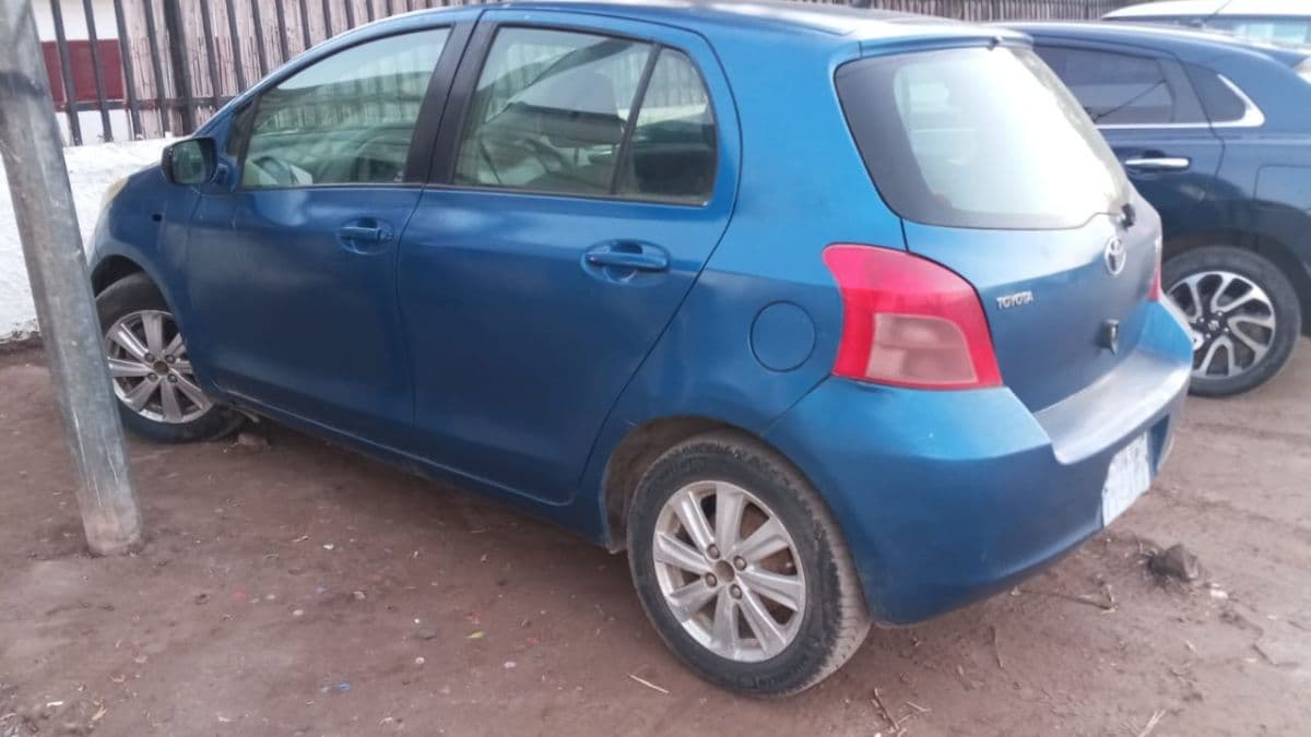Toyota Yaris 1.3 Automatique, bleue, bon état — photo 1