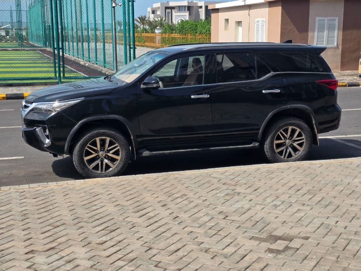 Toyota Fortuner V6, essence, noir, excellent état — photo 1