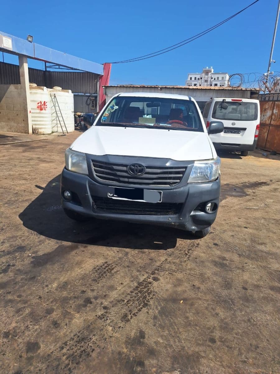 Toyota Hilux Pick-up 2015, diesel, manuelle, climatisation, robuste et fiable — photo 1