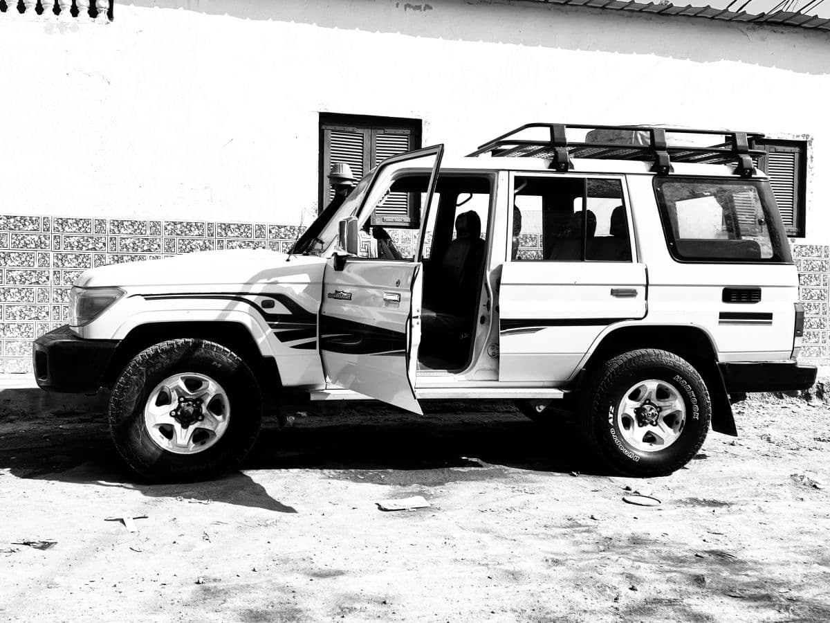 Land Cruiser Hard-Top 2015, diesel, 9 places, toutes options, parfait état — photo 1