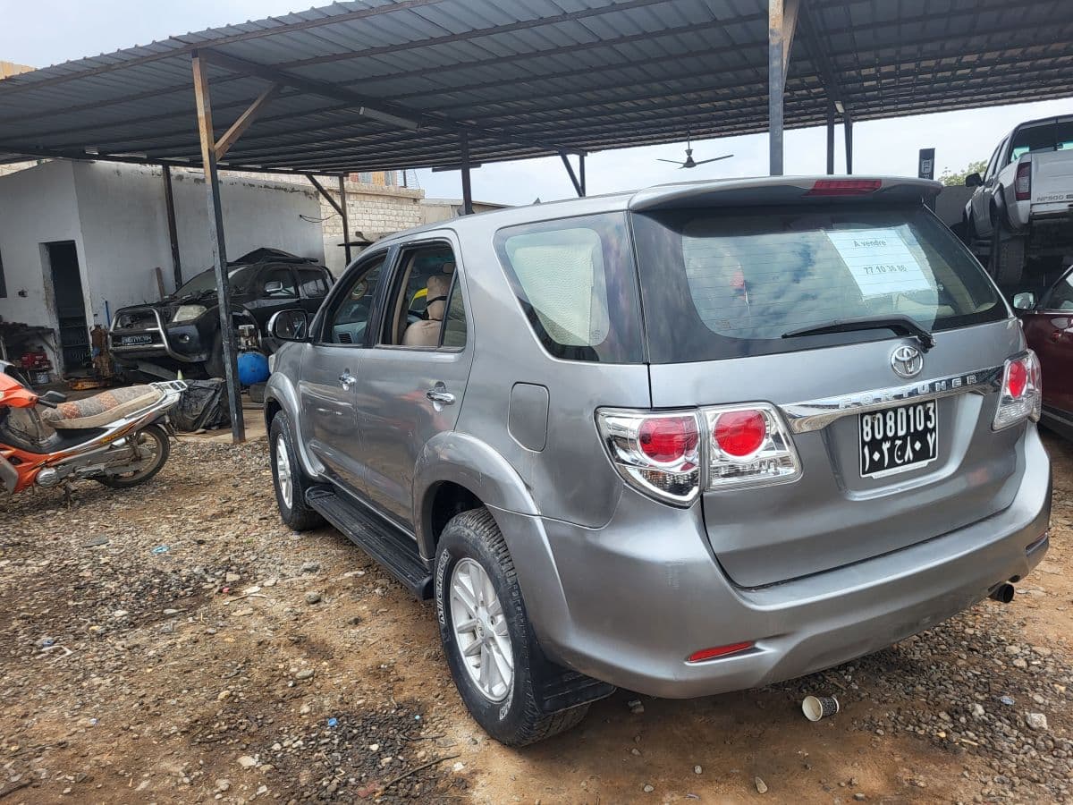 Toyota Fortuner 2014, embrayage neuf, clim parfaite — photo 1