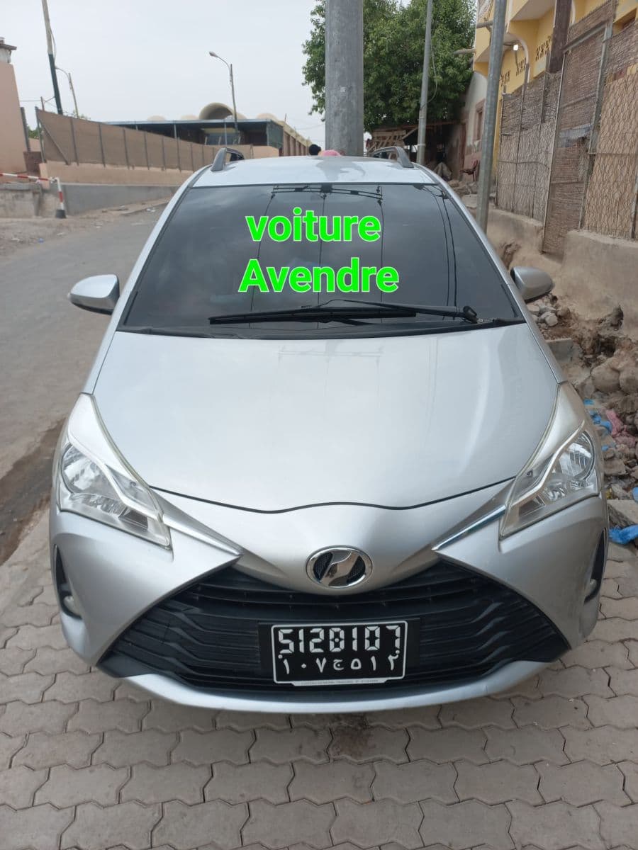 Toyota Vitz 2017, argent, 420 000 km, prix abordable — photo 1