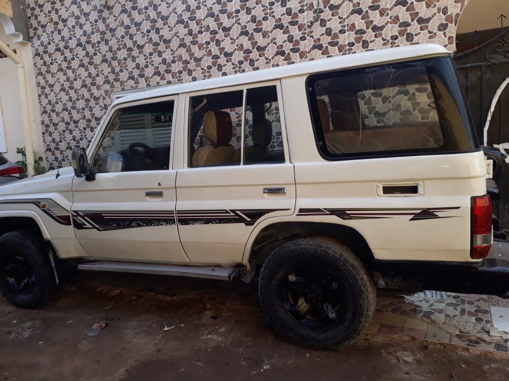 Toyota Land Cruiser Blanc, Bon état, Transmission manuelle, Essence — photo 1