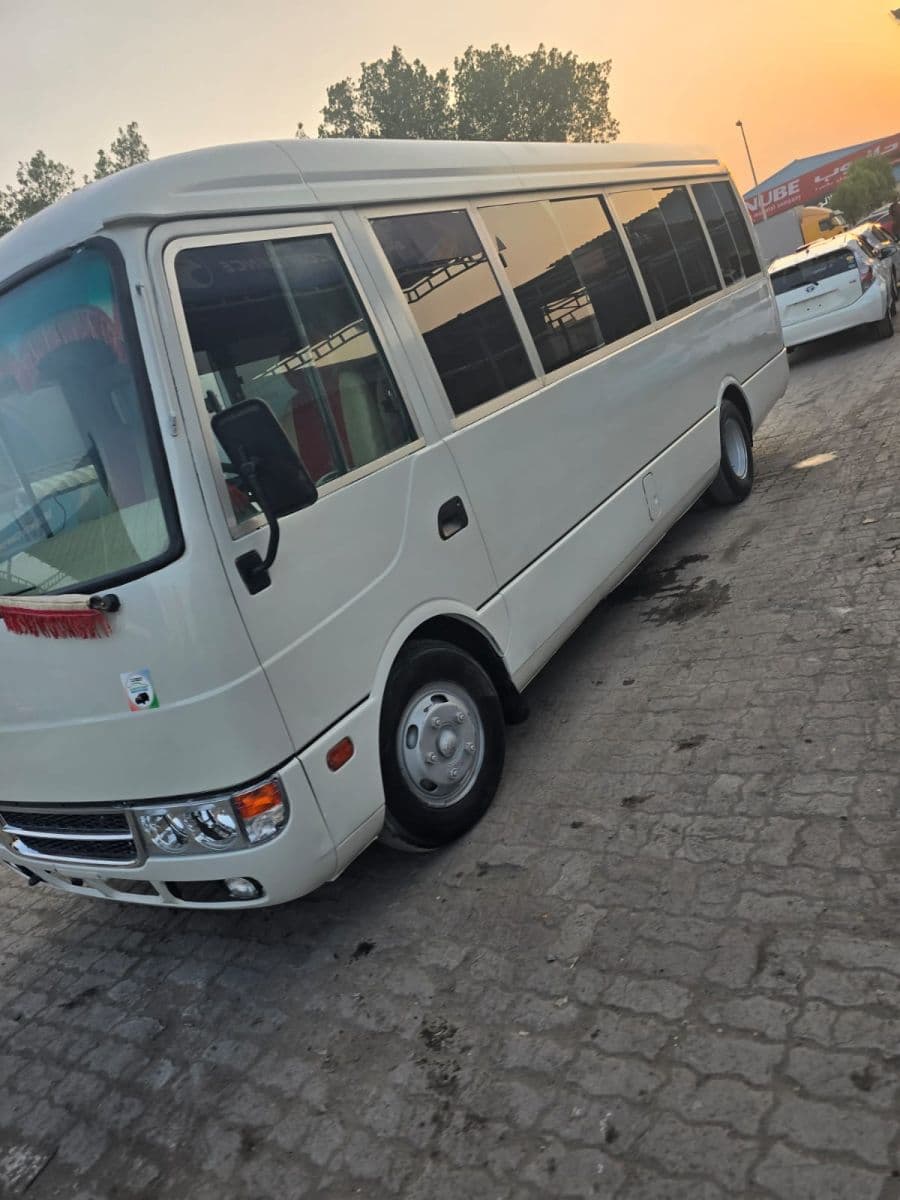 Bus Mitsubishi Rosa 2018 diesel 30 places, manuelle, jusqu'au port — photo 1
