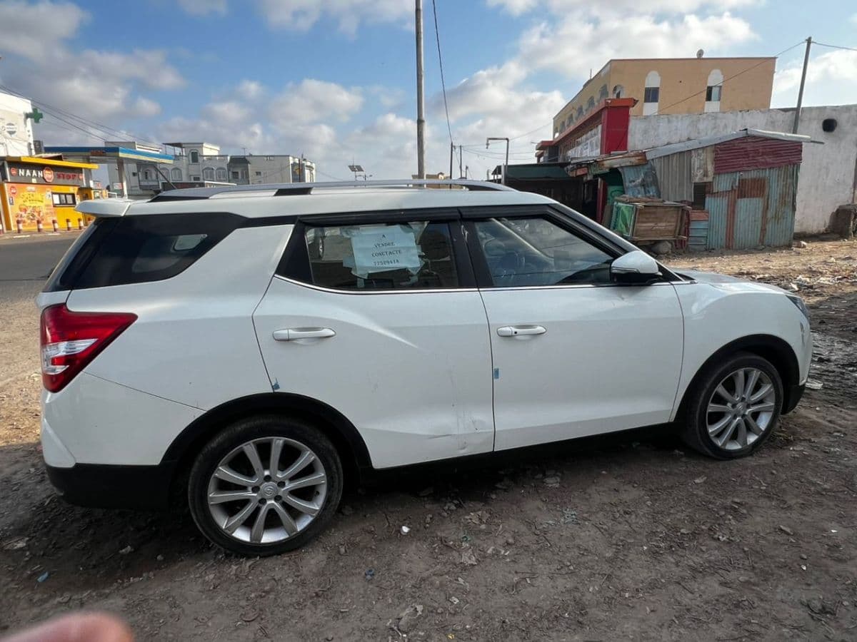 Ssangyong Tivoli 2016, boîte automatique, essence — photo 1