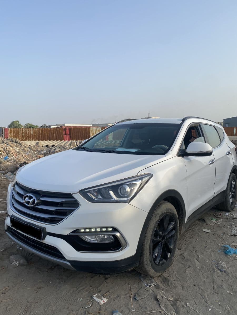 4 voitures à vendre - Toyota Corolla Cross 2023, Hyundai Santa Fe 2016, Toyota Land Cruiser Prado 2018 & Toyota Fortuner 2019 — photo 1